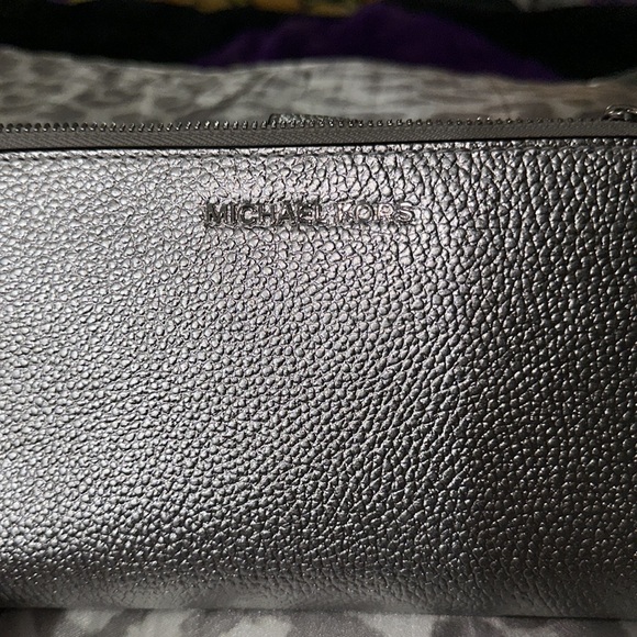 NWT Micheal kors silver leather double zipper phone case wallet wristlet nice 👍 - Picture 9 of 9